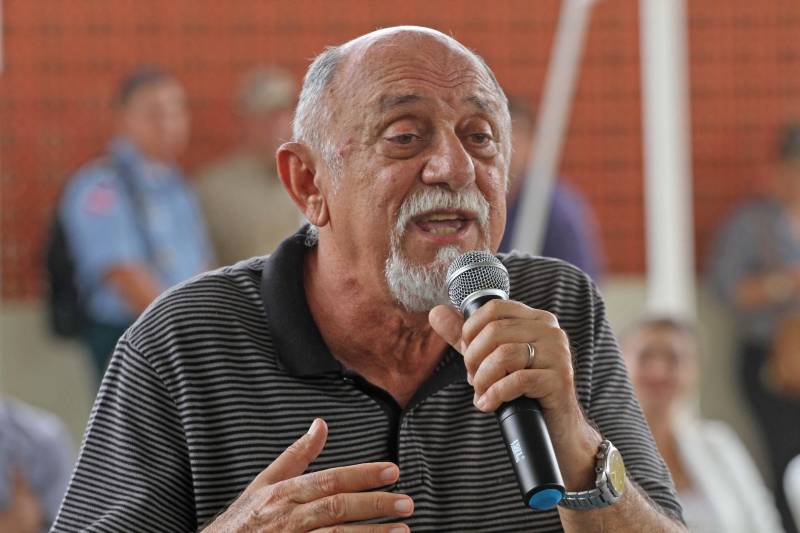 Um painel, no pátio da Escola Estadual de Ensino Médio Ruth Guimarães Ferreira, no distrito de Murinim, em Benevides, mostra 16 alunos da unidade aprovados nos últimos vestibulares. Desses, 12 irão estudar na Universidade Federal do Pará (UFPA). São os primeiros resultados de um processo que começou há nove meses, quando a escola entrou em reforma e ampliação. A nova “Ruth Guimarães Ferreira” foi entregue oficialmente nesta segunda-feira, 26, pelo governador Simão Jatene. Reformada e ampliada, a escola tem agora seis salas de aula; quatro laboratórios (multiuso, multidisciplinar, informática e de leitura); cozinha; refeitório e dispensa; quadra poliesportiva, vestiários feminino e masculino; área de convivência; sala para Atendimento Educacional Especializado (AEE) e acessos para pessoas com deficiência. Espaços de sobra para seus 892 alunos, distribuídos em três turnos do Ensino Médio. A obra custou R$ 2,446 milhões.
FOTO: CRISTINO MARTINS / AG. PARÁ
DATA: 26.03.2018
BENEVIDES - PARÁ <div class='credito_fotos'>Foto: Cristino Martins/Ag. Pará | <a href='/midias/2018/originais/6778cc85-a0bb-45af-818b-4ff677ad8b03.jpg' download><i class='fa-solid fa-download'></i> Download</a></div>