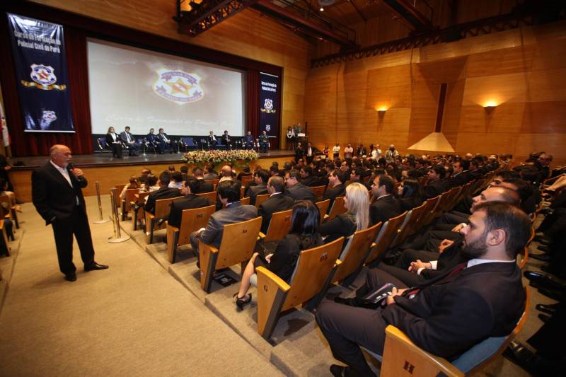 Para o governador Simão Jatene (foto), todos os nomeados podem se considerar – a partir do momento em que optaram por um concurso público no Pará – paraenses, “pois vão ajudar a construir o estado”. “Vocês terão a grata oportunidade de conhecer o estado pelo seu interior, o que é extremamente enriquecedor”, disse o governador. “Mas, preparem-se, pois terão poucos aplausos nos acertos e muitas e severas críticas ao menor erro”. Sobre o concurso e a posse dos novos delegados, Jatene disse que “mais um desafio foi vencido, que é o de ter um delegado para cada município”. “É mais um passo no sentido de combater a violência e melhorar os índices da segurança pública, o que nós fazemos mesmo com a crise que ainda assola o país”, disse o governador. “Enquanto existir essa vontade coletiva, unindo governo e sociedade, vamos vencer mais desafios, em todas as áreas”, concluiu Simão Jatene.
FOTO: SYDNEY OLIVEIRA / AG. PARÁ
DATA: 26.02.2018
BELÉM - PARÁ <div class='credito_fotos'>Foto: Sidney Oliveira/Ag. Pará | <a href='/midias/2018/originais/6784894a-8c52-4280-b0f4-57f0e895e0dd.jpg' download><i class='fa-solid fa-download'></i> Download</a></div>