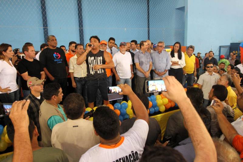 O governador Simão Jatene, na manhã deste sábado (14), no município de Castanhal, nordeste do Pará, assinou oficialmente a lei que regulamenta o serviço de transporte alternativo intermunicipal de passageiros. A cerimônia ocorreu no ginásio Loyola Passarinho. Na foto, o deputado federal, Wladimir Costa.

FOTO: CRISTINO MARTINS / AG. PARÁ
DATA: 14.04.2018
CASTANHAL - PARÁ <div class='credito_fotos'>Foto: Cristino Martins/Ag. Pará   |   <a href='/midias/2018/originais/6796858f-0c02-4b0b-aea3-954dabfa8d15.jpg' download><i class='fa-solid fa-download'></i> Download</a></div>