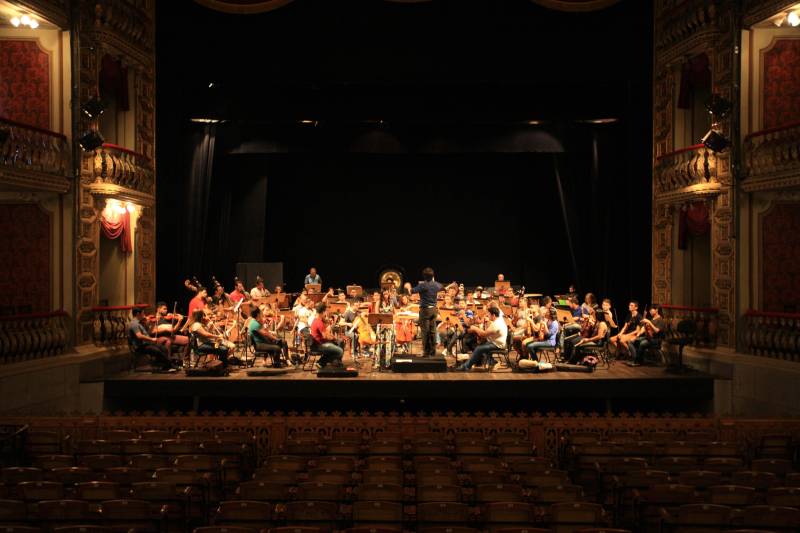 A melhor orquestra sinfônica do Brasil em 2017, eleita por revista especializada, fará uma apresentação especial ao ar livre, nesta sexta-feira, 16, para marcar a reabertura do Parque Estadual do Utinga, numa integração entre música e natureza, assim como propôs o compositor e maestro Heitor Villa-Lobos em “Floresta do Amazonas”. O regente da Orquestra Sinfônica do Teatro da Paz, Miguel Campos Neto, é um dos mais ansiosos pelo evento.
FOTO: MÁCIO FERREIRA / AG. PARÁ
DATA: 16.03.2018
BELÉM - PARÁ <div class='credito_fotos'>Foto: MÁCIO FERREIRA/ AG. PARÁ | <a href='/midias/2018/originais/67aafb77-4fc1-4cdf-b636-8533040cb213.jpg' download><i class='fa-solid fa-download'></i> Download</a></div>