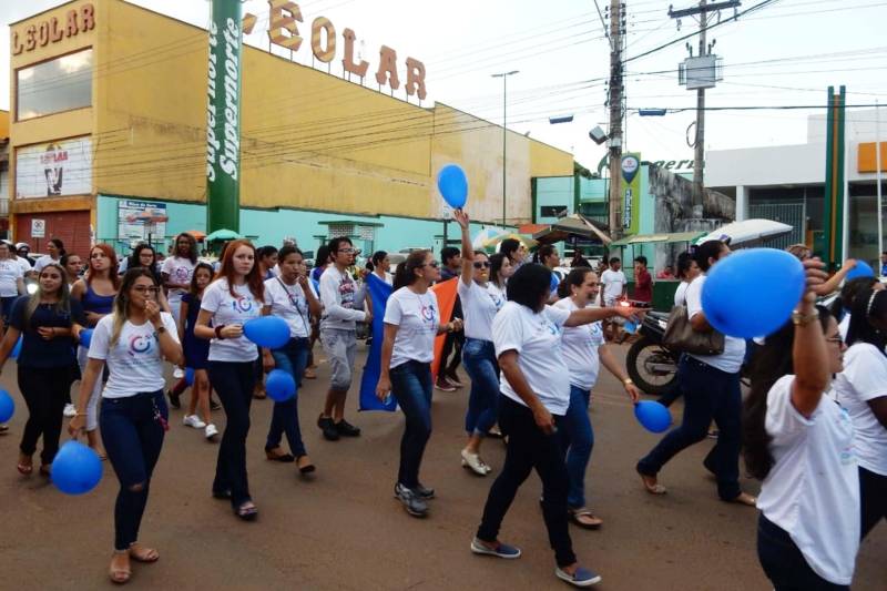A Unidade de Alta Complexidade em Oncologia Dr. Vitor Moutinho (Unacon), em Tucuruí (sudeste do Pará), vem promovendo extensa programação alusiva à Campanha Novembro Azul.
Uma caminhada pelas principais ruas da cidade marcou nesta quara-feira (14) o lançamento oficial da campanha, mobilizando cerca de 200 pessoas.
FOTO: ASCOM SESPA
DATA: 15.11.2018
TUCURUÍ - PARÁ <div class='credito_fotos'>Foto: ASCOM SESPA | <a href='/midias/2018/originais/67aedca1-e812-403b-b00c-0e7371c6ae0d.jpg' download><i class='fa-solid fa-download'></i> Download</a></div>