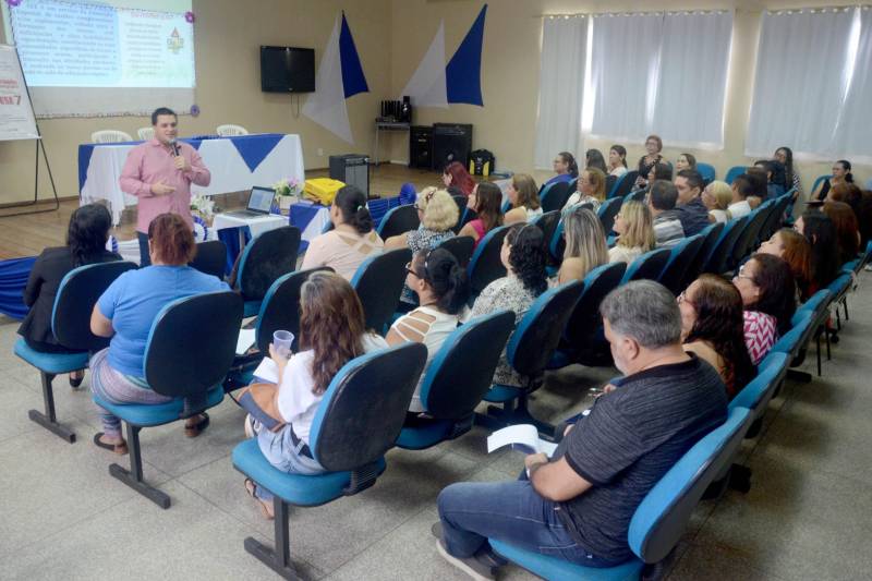 Com o tema “Tempo de conhecer, momento de transformar” começou nesta terça-feira (8) a jornada pedagógica da Unidade Seduc na Escola (USE) 7, em Belém. Professores e técnicos participam do evento, que qualifica profissionais para o atendimento especializado na educação especial, com ênfase no Transtorno de Espectro Autista (TEA). O Pará possui 7.983 alunos atendidos pela educação especial, matriculados regularmente na rede estadual de ensino. Destes, 1.187 possuem Transtorno de Espectro Autista. Para oferecer esse atendimento, há 1.700 servidores atuando na educação especial, em salas com recursos multifuncionais, dentro de unidades, centros e núcleos especializados, além de outras instituições conveniadas à Secretaria de Estado de Educação (Seduc).
FOTO: RAI PONTES / ASCOM SEDUC
DATA: 08.05.2018
BELÉM - PARÁ <div class='credito_fotos'>Foto: Rai Pontes/Ascom Seduc | <a href='/midias/2018/originais/67caf91a-ebbb-46bf-a2d1-ad5874b9b63c.jpg' download><i class='fa-solid fa-download'></i> Download</a></div>