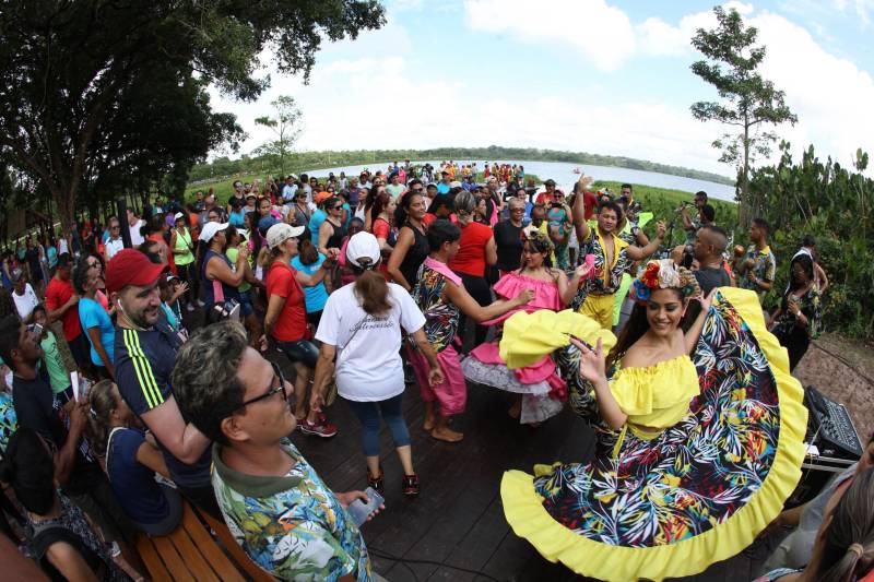 Uma reabertura feita a milhares de mãos. A fita inaugural colocada no inicio da trilha principal do Parque do Utinga foi rompida por mais de cinco mil pessoas ansiosas pelo inicio da caminhada, marcando o segundo dia da programação de reabertura do mais novo espaço paraense de lazer e interatividade com a natureza.
FOTO: SIDNEY OLIVEIRA / AG. PARÁ
DATA: 17.03.2018
BELÉM - PARÁ <div class='credito_fotos'>Foto: Sidney Oliveira/Ag. Pará | <a href='/midias/2018/originais/67cfdd5a-c3e4-4143-9b51-39af45730c25.jpg' download><i class='fa-solid fa-download'></i> Download</a></div>