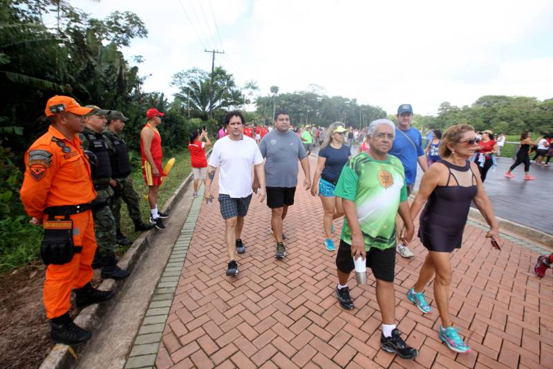 Uma reabertura feita a milhares de mãos. A fita inaugural colocada no inicio da trilha principal do Parque do Utinga foi rompida por mais de cinco mil pessoas ansiosas pelo inicio da caminhada, marcando o segundo dia da programação de reabertura do mais novo espaço paraense de lazer e interatividade com a natureza.
FOTO: SIDNEY OLIVEIRA / AG. PARÁ
DATA: 17.03.2018
BELÉM - PARÁ <div class='credito_fotos'>Foto: Sidney Oliveira/Ag. Pará | <a href='/midias/2018/originais/67d2400c-dbd5-4e71-9ee2-69323562ac2e.jpg' download><i class='fa-solid fa-download'></i> Download</a></div>