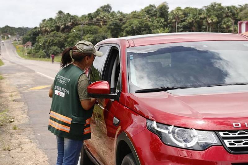 Mais de 180 pessoas foram alcançadas nas ações educativas realizadas por agentes de educação para o trânsito do Departamento de Trânsito do Estado (Detran), nesta sexta-feira (30) e na última quinta-feira (29), no município de Salinópolis. Nesta sexta-feira, as principais irregularidades encontradas pelos agentes de educação, durante a blitz educativa (foto) promovida em parceria com agentes da Polícia Rodoviária Estadual (PRE), foram a falta do uso de segurança no banco de trás, objetos soltos dentro do veículo e o transporte incorreto de animais.
FOTO: ASCOM DETRAN
DATA: 30.03.2018
SALINÓPOLIS - PARÁ <div class='credito_fotos'>Foto: ASCOM DETRAN | <a href='/midias/2018/originais/67d7768e-adb2-4156-8773-7a66bcd6b71b.jpg' download><i class='fa-solid fa-download'></i> Download</a></div>
