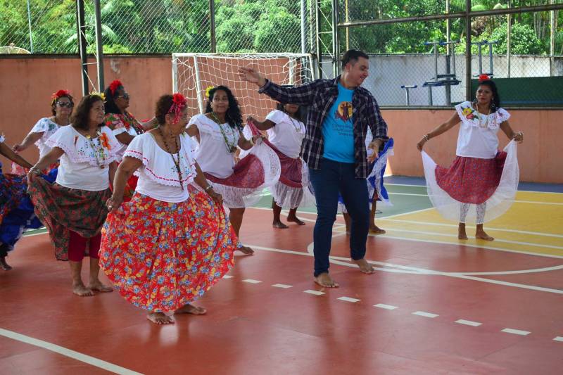 Há três anos, a Escola Municipal “Dr. Lauro Chaves”, na comunidade Baía do Sol, no Distrito de Mosqueiro, em Belém, promove a “Semana da Família”, com atividades que integram profissionais da unidade, pais e alunos. A última edição do evento contou com a participação mais efetiva da Polícia Militar e de um maior número de familiares.
FOTO: ELIELSON MODESTO / ASCOM SEGUP
DATA: 12.05.2018
MOSQUEIRO - PARÁ <div class='credito_fotos'>Foto: Elielson Modesto / Ascom Segup | <a href='/midias/2018/originais/67e1ef1d-078a-4f37-a634-63590ffe10bd.jpg' download><i class='fa-solid fa-download'></i> Download</a></div>
