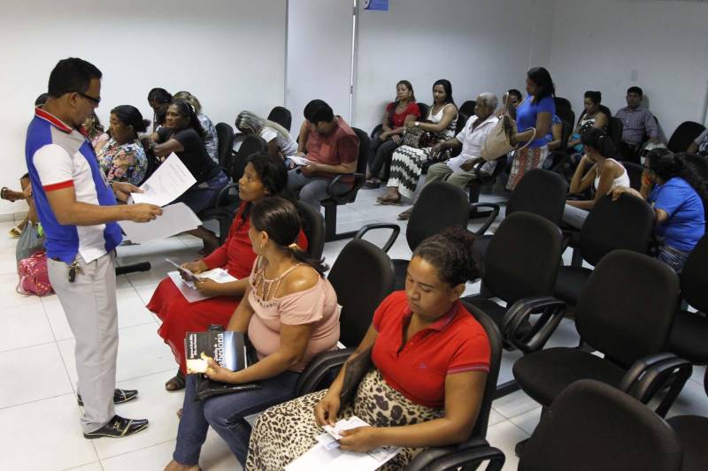 A Central de Cadastro de Visitantes (CCV) da Superintendência do Sistema Penitenciário do Estado (Susipe) atende, em média, 300 pessoas por dia. Desde que foi inaugurada, em 2015, mais de 32 mil pessoas estão regularmente cadastradas para realizar visitas aos internos, nas 46 unidades prisionais do Estado. A Central está instalada no prédio-sede da Susipe, no bairro de Batista Campos, em Belém. O espaço é amplo, climatizado e oferece os serviços de cadastro de visitantes, psicologia e assistência social, além de atendimento jurídico e de saúde. Para as crianças, o espaço conta ainda com uma brinquedoteca e um fraldário. Bianca Almeida, de 25 anos, é esposa de um detento custodiado na Central de Triagem da Marambaia (CT-MAB). Enquanto esperava o atendimento, o filho de Bianca, de apenas dois anos, se divertia na brinquedoteca.
FOTO: AKIRA ONUMA / ASCOM SUSIPE
DATA: 20.02.2018
BELÉM - PARÁ <div class='credito_fotos'>Foto: Akira Onuma / Ascom Susipe | <a href='/midias/2018/originais/67e34eb5-cb5b-4134-8eb3-19f58e976f26.jpg' download><i class='fa-solid fa-download'></i> Download</a></div>