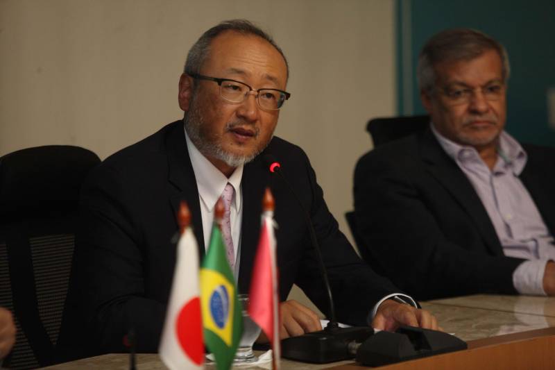 Governo do Estado, Agência de Cooperação Internacional do Japão (Jica) e Embaixada do Japão no Brasil assinaram no final da tarde desta sexta-feira a Ordem de Serviço que marca que marca o início das obras na Rodovia BR-316. As obras iniciam já na próxima segunda-feira.Com projeto arrojado, que trará grande reforma estrutural para a entrada da capital paraense, desde a rede de drenagem, até os chamados retoques finos, como paisagismo e moderna rede de iluminação pública em LED, abrange os municípios de Belém, Ananindeua e Marituba, em 10,8 km de extensão. As obras de reconstrução e requalificação incluem pistas com três faixas de rolagem nos dois sentidos, com pavimento flexível, uma faixa (em cada sentido) exclusiva para o BRT Metropolitano, duas ciclovias bidirecionais, gramado próximo à ciclovia para arborização, dois passeios para circulação de pedestres com 2,5m de largura, faixa de piso tátil e rampas de acessibilidade, de acordo com a legislação vigente, além de mobiliário urbano (bancos, lixeiras e abrigos em paradas de ônibus convencionais). Na foto, representante da Agência de Cooperação Internacional do Japão (Jica) no Brasil, Sr. Akio Saito.

FOTO: SIDNEY OLIVEIRA / AG. PARÁ
DATA: 07.12.2018
BELÉM - PARÁ <div class='credito_fotos'>Foto: Sidney Oliveira/Ag. Pará   |   <a href='/midias/2018/originais/67e76dd3-7286-48ff-9de3-9aa286dcdfea.jpg' download><i class='fa-solid fa-download'></i> Download</a></div>