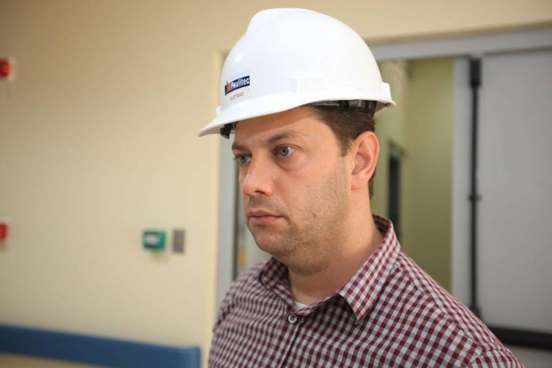 “A população de Itaituba vai contar com uma estrutura fora do comum em hospitais públicos do Brasil”. A afirmação é do engenheiro Gustavo Garoli (foto), gerente geral da obra do Hospital Regional do Tapajós, no município de Itaituba, que está com a estrutura 95% concluída. O hospital que fica na região sudoeste do Estado deve beneficiar, além de cerca de 100 mil itaitubenses, moradores de nove municípios vizinhos.

FOTO: MÁCIO FERREIRA / AG. PARÁ
DATA: 19.12.2018
ITAITUBA - PARÁ <div class='credito_fotos'>Foto: MÁCIO FERREIRA/ AG. PARÁ   |   <a href='/midias/2018/originais/67ec88c4-7551-47db-b2a2-ad03bb2f8c74.jpg' download><i class='fa-solid fa-download'></i> Download</a></div>