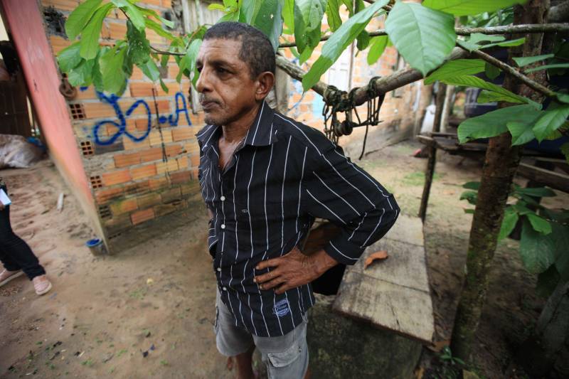 As ações do governo do Estado são imediatas no município de Barcarena, mais especificamente nas comunidades Bom Futuro e Vila Nova, localizadas na área das bacias de rejeitos da Hydro. A primeira medida é a coleta da água dos poços artesianos, para verificar se está própria para o consumo humano. Nesta sexta-feira (23), técnicos do Laboratório Central do Estado (Lacen) começaram o trabalho, que faz parte do conjunto de ações do grupo de trabalho montado pelo governo depois que o Instituto Evandro Chagas confirmou a contaminação da área. Na foto, o morador Luiz Gonzaga (camisa preta).
FOTO: MÁCIO FERREIRA / AG. PARÁ
DATA: 23.02.2018
BARCARENA - PARÁ <div class='credito_fotos'>Foto: MÁCIO FERREIRA/ AG. PARÁ | <a href='/midias/2018/originais/67ed2b89-41c1-4036-9227-fed5c5658fa3.jpg' download><i class='fa-solid fa-download'></i> Download</a></div>