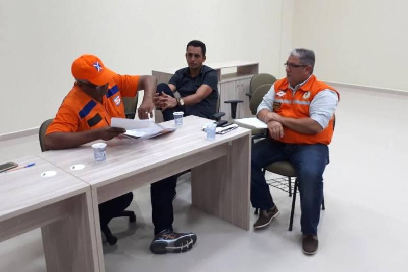 As coordenadorias da Defesa Civil das Regiões Sul e Sudeste se reuniram nesta quarta-feira, 14 de fevereiro, no Centro Regional de Governo em Marabá, para tratar de ações de assistência e resposta nos municípios. Na foto, o coordenador adjunto da Defesa Civil do Estado, coronel Francisco Cantuária (d).
FOTO: ASCOM CRG
DATA: 14.02.2018
MARABÁ - PARÁ <div class='credito_fotos'>Foto: ASCOM CRG | <a href='/midias/2018/originais/67ed46f5-3e47-457b-af0f-31da4ea9777a.jpg' download><i class='fa-solid fa-download'></i> Download</a></div>