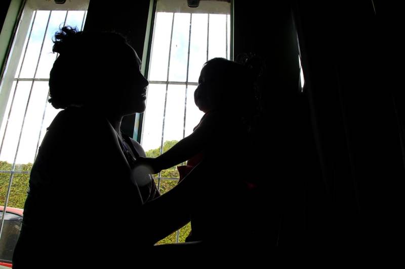 A detenta Tayná Martins, de 22 anos (foto), que precisou entregar sua filha de 11 meses para a avó da criança. Ela é uma das 12 mulheres que cumprem pena na Unidade Materno Infantil (UMI), espaço criado pela Susipe, em março de 2013, para oferecer um tratamento mais humanizado às detentas que ingressaram no presídio gestantes ou engravidaram durante o cumprimento da pena. Uma equipe do programa Profissão Repórter, da TV Globo, acompanhou todo o processo de separação entre Tayná e sua bebê, dentro da Unidade Materno Infantil. A repórter Mayara Teixeira e sua equipe ficaram uma semana na unidade, acompanhando e registrando todo o processo de separação de mãe e filha.
FOTO: AKIRA ONUMA / ASCOM SUSIPE
DATA: 16.05.2018
BELÉM - PARÁ <div class='credito_fotos'>Foto: Akira Onuma / Ascom Susipe | <a href='/midias/2018/originais/67f80011-8941-49b4-bbba-6916f808dc1f.jpg' download><i class='fa-solid fa-download'></i> Download</a></div>