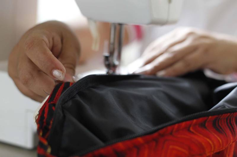 A Cooperativa Social de Trabalho Arte Feminina Empreendedora (Coostafe), formada exclusivamente por internas do Centro de Recuperação Feminino (CRF), em Ananindeua (Região Metropolitana de Belém), fechou parceria para venda de seus produtos com uma empresa de malas e plastificação de bagagens, a Protec Bag, que tem uma loja e um quiosque no Aeroporto Internacional de Belém. A Coostafe é um projeto de economia solidária para detentas, desenvolvido no Pará com apoio da Superintendência do Sistema Penitenciário do Estado (Susipe). Os produtos da Coostafe são comercializados na loja da Protec Bag desde segunda-feira (29). Os clientes da loja e visitantes do aeroporto podem encontrar bolsas, sacolas, encostos de cabeça e mais uma série de produtos feitos pelas detentas do CRF. Os produtos foram colocados à venda a preço de mercado, e parte da renda será revertida para as cooperadas.
FOTO: ASCOM SUSIPE
DATA: 30.10.2018
BELÉM - PARÁ <div class='credito_fotos'>Foto: ASCOM SUSIPE | <a href='/midias/2018/originais/67f9812e-a0cf-4309-86e8-92a62874319a.jpg' download><i class='fa-solid fa-download'></i> Download</a></div>