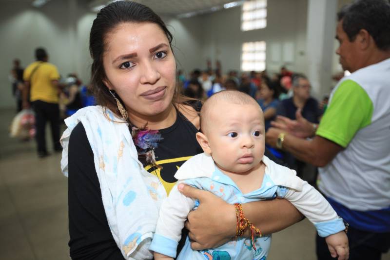 Uma média de 50 a 60 mil RGs foram emitidos por mês em todo o Pará pela Diretoria de Identificação "Enéas Martins" (Didem), da Polícia Civil, de janeiro a novembro de 2018. O número é considerado alto e é resultado da maior agilidade no atendimento para a emissão e entrega do documento, possível após a possibilidade de agendamento pelo site do órgão de segurança pública. Antes, longas filas se formavam na frente da Delegacia Geral do Estado, o principal posto de atendimento. A diretora da Didem, Juliete Monteiro, conta que com a modernização da polícia no interior do Estado contribuiu com o aumento das emissões e com a diminuição do prazo para a entrega do documento. “Tinha município que esperava até 40 dias. Com a informatização, o prazo diminuiu bastante”, diz. Além disso, Juliete lembra que o agendamento informatizado inibiu situações irregulares, como a venda de senha para o atendimento. Atualmente, 44 municípios do Estado são informatizados. Destes, 32 passaram pela modernização de sistema nos últimos oito anos de gestão do governador Simão Jatene. “Agora temos muito mais possibilidades no interior. Quem não tem posto de atendimento no seu município, pode fazer na cidade mais próxima. Temos muito ainda pela frente, mas estamos caminhando para que o usuário aguarde cada vez menos tempo para receber seu RG”, concluiu.

FOTO: MÁCIO FERREIRA / AG. PARÁ
DATA: 03.12.2018
BELÉM - PARÁ
 <div class='credito_fotos'>Foto: MÁCIO FERREIRA/ AG. PARÁ   |   <a href='/midias/2018/originais/67fb655a-e700-4d24-b97d-d5727490e556.jpg' download><i class='fa-solid fa-download'></i> Download</a></div>