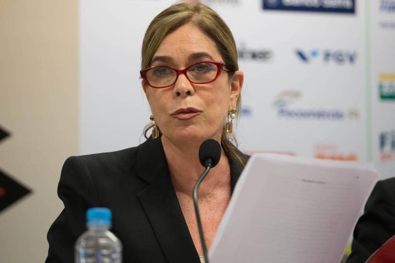 As verdadeiras histórias do país, resgatadas pela escritora Mary Del Priore (foto), serão destacadas pelos jovens atendidos pela Fundação Pro Paz na unidade da Universidade Federal Rural da Amazônia (Ufra), em um Sarau Literário. A apresentação faz parte da programação da XXII Feira Pan-Amazônica do Livro e é realizada por meio dos projetos Livro Solidário, da Imprensa Oficial do Estado (IOE), e o Pan-Amazônica na Escola, da Secretaria de Estado de Cultura (Secult). O evento vai ocorrer nesta quarta-feira, 6, às 9h, na Av. Presidente Tancredo Neves, 2501, no bairro da Terra Firme. Os jovens receberam como indicação de leitura o livro “Histórias da Gente Brasileira – Volume 1. Colônia” e ainda no processo de preparação para o evento participaram, no Museu de Arte Sacra, da Igreja de Santo Alexandre, de uma palestra com o historiador Aldrin Moura de Figueiredo, sobre a obra da escritora, visando à montagem de uma peça de teatro sobre a leitura indicada. Foi o momento dos alunos fazerem perguntas sobre a vida e obra da escritora.

FOTO: DIVULGAÇÃO
DATA: 15.09.2016
BELÉM - PARÁ <div class='credito_fotos'>Foto: Divulgação   |   <a href='/midias/2018/originais/6801a26c-e5ba-44e0-9066-f78110445e9c.jpg' download><i class='fa-solid fa-download'></i> Download</a></div>