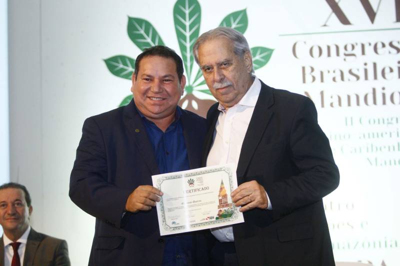 Autoridades, cientistas, empresários e produtores rurais participaram, na noite desta segunda-feira (12), no Hangar Convenções e Feiras da Amazônia, da abertura do XVII Congresso Brasileiro de Mandioca e do II Congresso Latino-Americano e Caribenho de Mandioca, os dois mais importantes eventos voltados à mandiocultura no Brasil e no continente, que ocorrem pela primeira vez no Pará. Durante a abertura dos congressos, autoridades, produtores e técnicos que trabalham para o desenvolvimento da cadeia produtiva da mandioca receberam certificados pela contribuição (foto).
FOTO: THIAGO GOMES / AG. PARÁ
DATA: 12.03.2018
BELÉM - PARÁ <div class='credito_fotos'>Foto: Thiago Gomes /Ag. Pará | <a href='/midias/2018/originais/6801ff58-fe87-415f-866d-0edd7e3df745.jpg' download><i class='fa-solid fa-download'></i> Download</a></div>
