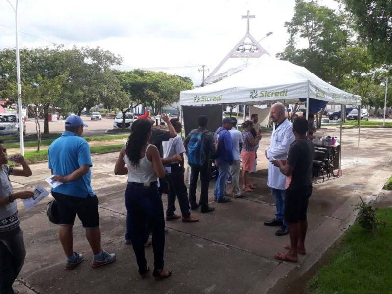 Centenas de pessoas, entre colaboradores, usuários, acompanhantes e a comunidade foram beneficiadas com a ação de educação em saúde (foto), promovida pela equipe multiprofissional do Hospital Regional Público do Leste (HRPL), em Paragominas, nesta sexta-feira, 6, em comemoração alusiva ao Dia Mundial da Saúde, festejado neste sábado, 7. A ação foi realizada no hospital e no centro de Paragominas. A equipe multiprofissional do hospital, que presta assistência de média e alta complexidade para 23 municípios do nordeste paraense, aderiu à campanha da Organização Mundial de saúde (OMS) com a realização de programação interna e externa, de 10h às 19h, com palestras, orientações, atividades laborais, distribuição de material educativo sobre prevenção em saúde e oferta de serviços aos colaboradores, usuários, acompanhantes e à população em geral.
FOTO: ASCOM / HRPL
DATA: 07.04.2018
PARAGOMINAS - PARÁ <div class='credito_fotos'>Foto: ASCOM HRPL | <a href='/midias/2018/originais/680392bd-5c3e-4d84-b6dc-d948b6369f55.jpg' download><i class='fa-solid fa-download'></i> Download</a></div>