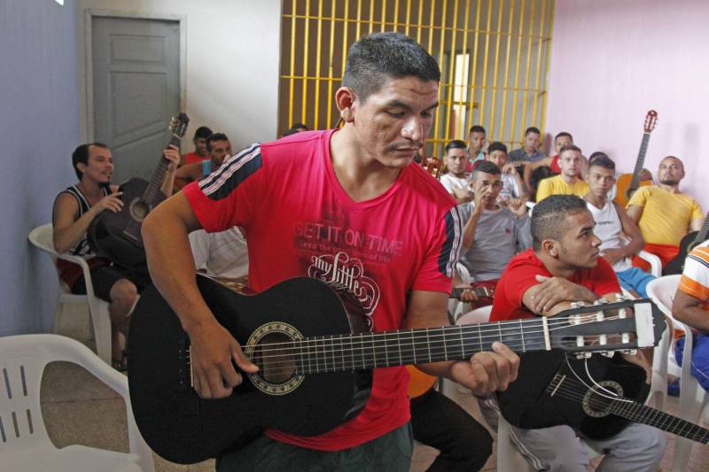 O detento Gerson Teixeira, de 31 anos, sempre se interessou pela música, mas fora do presídio nunca teve oportunidade de fazer um curso de violão. “Eu não tinha condições que comprar um violão e nem de pagar um curso, tenho família para sustentar e as minhas prioridades eram outras. Eu precisava pensar que primeiro tinha que colocar comida na mesa. Nem imaginava que aqui dentro do presídio eu ia realizar meu sonho, estou muito feliz e pretendo me dedicar às aulas”, disse o interno. Gerson é um dos 40 detentos que vão participar do projeto “Sala de Cordas”, que iniciou hoje na Central de Triagem Metropolitana III (CTM III) que fica dentro do Complexo Penitenciário de Santa Izabel. O projeto foi uma iniciativa da coordenadora pedagógica da unidade prisional, Suely Carvalho, que juntamente com a Coordenadoria de Educação Prisional da Superintendência do Sistema Penitenciário do Estado (Susipe), foram em busca de uma parceria com a Fundação Cultural do Pará que doou 20 violões para que o curso pudesse ser ministrado dentro do presídio. Na foto, o detento Antenor Almeida, de 28 anos.
FOTO: AKIRA ONUMA / ASCOM SUSIPE
DATA: 04.04.2018
BELÉM - PARÁ <div class='credito_fotos'>Foto: Akira Onuma / Ascom Susipe | <a href='/midias/2018/originais/6806956b-bb07-4e00-82c3-e0e8917fc143.jpg' download><i class='fa-solid fa-download'></i> Download</a></div>