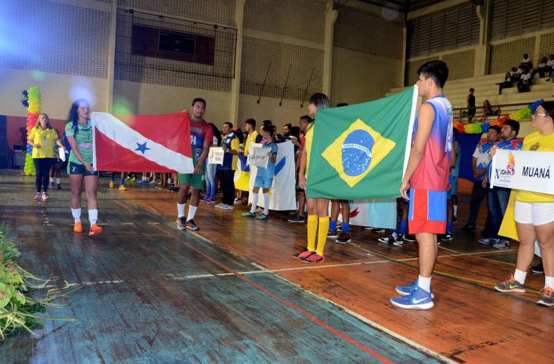 Emoção, integração e cores foram elementos que marcaram a cerimônia de abertura dos Jogos Abertos do Pará (Joapa), nesta quinta-feira (22). Quem compareceu ao evento presenciou atrações culturais e apresentações artísticas, no ginásio do Núcleo de Esporte e Lazer (NEL), em Belém.
FOTO: RAI PONTES / ASCOM SEDUC
DATA: 22.03.2018
BELÉM - PARÁ <div class='credito_fotos'>Foto: Rai Pontes/Ascom Seduc | <a href='/midias/2018/originais/6806cfbc-ef38-46c7-8439-e7b6b052c3b4.jpg' download><i class='fa-solid fa-download'></i> Download</a></div>