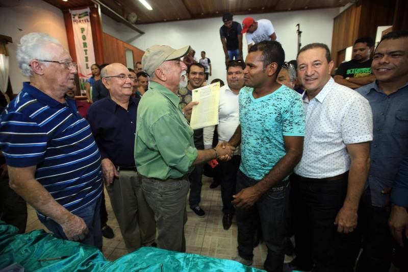 O produtor rural Nilson Corrêa da Silva, 23 anos, mora na comunidade Santo Ezequiel Moreno e produz alimentos em 700 hectares de terra na agrovila Acutipereira, no município de Portel, no arquipélago do Marajó. Mesmo morando e produzindo alimentos na comunidade, ele não possuía título de propriedade de terra. Para beneficiar produtores como Nilson, o governador Simão Jatene entregou, na manhã desta sexta-feira (23), títulos coletivos que beneficiaram mais de mil famílias. Os títulos também beneficiaram comunidades remanescentes de quilombos e povos tradicionais do município marajoara. O Pará foi o Estado que mais titulou áreas em prol dos remanescentes de quilombos no Brasil. Das 170 comunidades tituladas no país, 62 estão no Pará, sendo que destas 53 foram tituladas pelo Instituto de Terras do Pará (Iterpa).

FOTO: MÁCIO FERREIRA / AG. PARÁ
DATA: 23.03.2018
PORTEL - PARÁ <div class='credito_fotos'>Foto: MÁCIO FERREIRA/ AG. PARÁ   |   <a href='/midias/2018/originais/680bf2f8-8858-45bc-a7a9-e8744e64bab7.jpg' download><i class='fa-solid fa-download'></i> Download</a></div>
