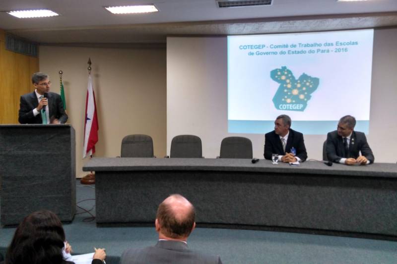 O Comitê de Trabalho das Escolas de Governo do Estado do Pará (Cotegep) está oficializado desde segunda-feira (5), quando gestores e representantes de órgãos federais, estaduais e municipais se reuniram no auditório da Escola de Governança Pública do Estado (EGPA) para a assinatura conjunta de um Protocolo de Intenções. O Comitê começou suas atividades debatendo a elaboração da Rede Amazônica das Escolas de Governao (Rameg), lançada em agosto de 2013, por ocasião dos 10 anos de criação da autarquia paraense. Com o objetivo de viabilizar, com maior eficácia e agilidade, a participação e o acesso do funcionalismo público a ações, programas e projetos de formação, desenvolvimento e qualificação profissional, além de intermediar o acesso à estrutura física e instrutoria a programas realizados por seus integrantes, o Comitê, até ser formalizado, atuava informalmente.
FOTO: RAFAEL SANTOS / ASCOM TCM
DATA: 07.02.2018
BELÉM - PARÁ <div class='credito_fotos'>Foto: RAFAEL SANTOS / ASCOM TCM | <a href='/midias/2018/originais/680f59a5-4b70-4ed9-905f-bc5a430a2ee2.jpg' download><i class='fa-solid fa-download'></i> Download</a></div>