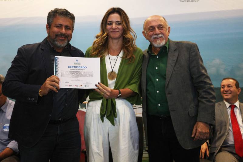 Cento e quarenta e um gestores municipais que aderiram ao Programa Municípios Sustentáveis participam da terceira reunião do Fórum Permanente de Prefeitas e Prefeitos dos Municípios Sustentáveis. O evento começou na manhã desta quarta-feira (7), no auditório do Hangar Convenções e Feiras da Amazônia. A programação segue até esta quinta-feira (8). Com o tema “Gestão Compartilhada”, o evento traz as experiências e os desdobramentos das agendas governamentais que foram planejadas em parceria com as gestões municipais. Durante o encontro também está sendo apresentado o balanço das ações e resultados do Programa Municípios Sustentáveis (PMS), da Secretaria Extraordinária de Municípios Sustentáveis (Semsu), que propõe a sustentabilidade dos municípios em âmbito global, a gestão e ajuste fiscal, até as grandes obras de infraestrutura. Os projetos respeitam a realidade e peculiaridades de cada território, com ações ancoradas nos planos governamentais Pará 2030, Pará Ambiental e Pará Social.

FOTO: SIDNEY OLIVEIRA / AG PARÁ
DATA: 07.02.2018
BELÉM - PARÁ <div class='credito_fotos'>Foto: Sidney Oliveira/Ag. Pará   |   <a href='/midias/2018/originais/6810d45b-bfea-4481-a891-94cf046ab62a.jpg' download><i class='fa-solid fa-download'></i> Download</a></div>