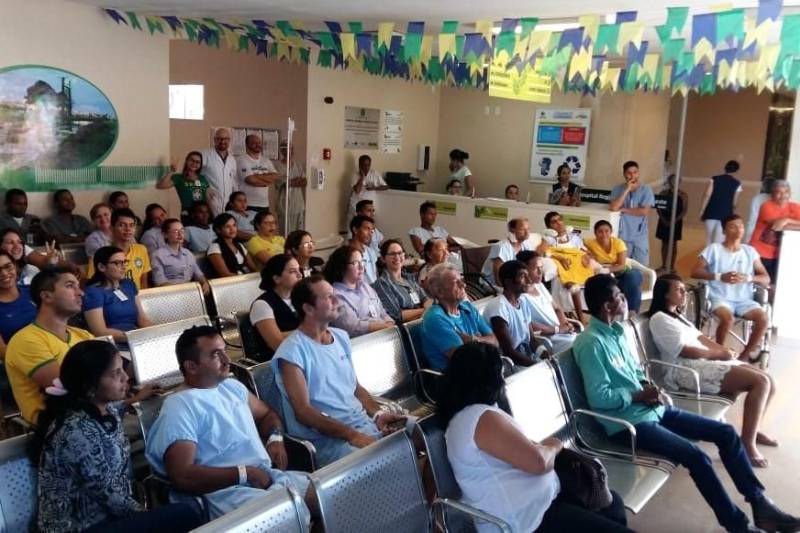 O resultado de 2x0 para a Seleção Brasileira na manhã desta sexta-feira, 22, contra o time da Costa Rica, pela Copa do Mundo 2018, celebrou toda a vibração, energia positiva e integração das torcidas de colaboradores, usuários e acompanhantes do Hospital Jean Bitar (HJB), em Belém; Hospital Regional Público do Leste (HRPL), em Paragomians (foto); Hospital Regional Público do Marajó (HRPM), em Breves; Hospital Geral de Tailândia (HGT); e Centro Integrado de Inclusão e Reabilitação (CIIR). Nesses locais, o atendimento  foi mantido e sem prejuízo aos usuários dos serviços.

FOTO: ASCOM HRPL
DATA: 22.06.2018
PARAGOMINAS - PARÁ <div class='credito_fotos'>Foto: ASCOM HRPL   |   <a href='/midias/2018/originais/6810db51-8743-4556-9b4c-139c270def82.jpg' download><i class='fa-solid fa-download'></i> Download</a></div>