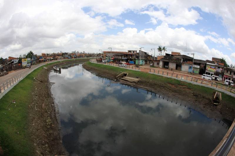 Onde antes havia lama e mato, foram abertas e pavimentadas duas grandes avenidas com cerca de 800 metros de extensão, nas duas margens do canal. A obra incluiu o alargamento do canal – com a drenagem, dragagem e limpeza –, instalação de tubulação de esgoto, construção de calçadas, ciclo faixas, muretas de proteção e ainda três pontes de concreto e uma passarela metálica. “No momento as equipes estão trabalhando na construção das novas pontes do Caraparu e da Brasília, que vão substituir as velhas pontes de madeira.
FOTO: RODOLFO OLIVEIRA / AG. PARÁ
DATA: 09.03.2018
BELÉM - PARÁ <div class='credito_fotos'>Foto: Thiago Gomes /Ag. Pará | <a href='/midias/2018/originais/6819c429-c8c9-423e-916c-d426c04bf7d0.jpg' download><i class='fa-solid fa-download'></i> Download</a></div>