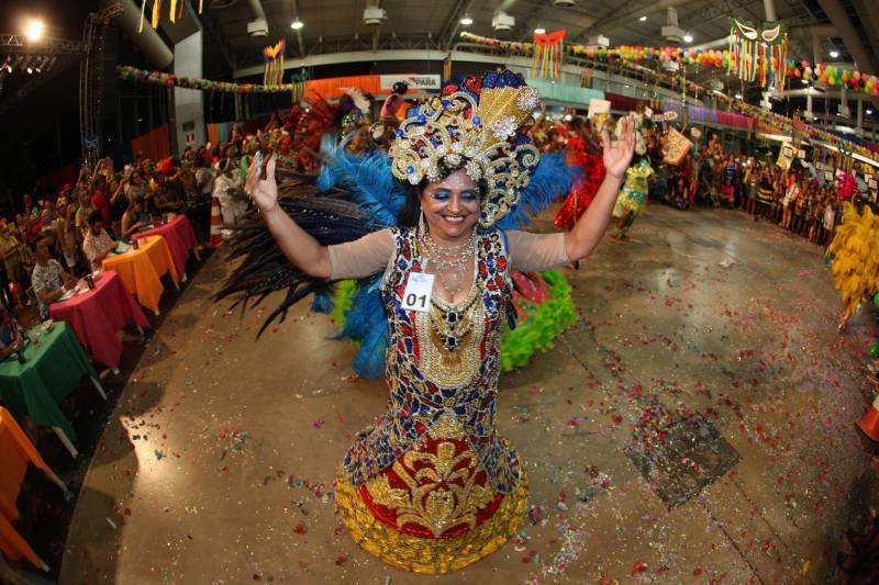 Mais de quatro mil idosos caíram na folia na tarde desta quarta-feira (7), durante o 18° Baile Carnavalesco da Melhor Idade, do projeto Vida Ativa, executado pela Secretaria de estado de Esporte e Lazer (Seel). Uma das grandes atrações foi o concurso que escolheu a “Rainha das Rainhas” da terceira idade, título que este ano ficou com a candidata Lindaura Cardoso, de 63 anos.
FOTO: CARLOS SODRÉ / AG. PARÁ
DATA: 07.02.2018
BELÉM - PARÁ <div class='credito_fotos'>Foto: CARLOS SODRÉ / AG. PARÁ | <a href='/midias/2018/originais/681c63b3-9877-4a4c-98cf-60b42d4f8f4c.jpg' download><i class='fa-solid fa-download'></i> Download</a></div>