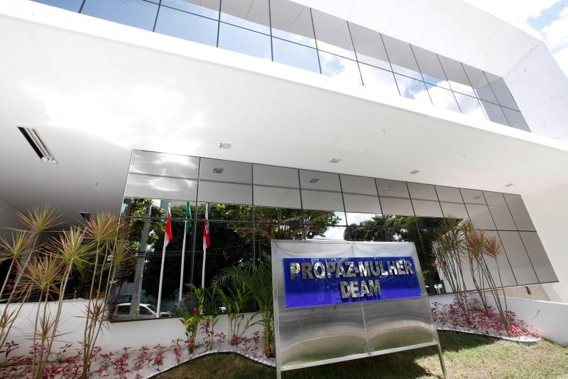 Em 2014, o Governo do Estado criou o Pro Paz Mulher (PPM), localizado na Região Metropolitana de Belém (RMB), com o objetivo de fortalecer o atendimento à mulher em situação de diversas formas de violência. O projeto, que funciona a partir das diretrizes do projeto Pro Paz Integrado (PPI), que atende crianças e adolescentes vítimas de violência, foi concebido em parceria com a Secretaria de Segurança Pública e Defesa Social (Segup) - por meio da Delegacia Especializada de Atendimento à Mulher (DEAM) - e passou a atender, num único espaço, as demandas das mulheres que têm seus direitos violados na RMB e no interior do Pará. FOTO: SIDNEY OLIVEIRA/ ARQUIVO AG. PARÁ DATA: 01.07.2015 BELÉM - PARÁ
<div class='credito_fotos'>Foto: Sidney Oliveira/Ag. Pará | <a href='/midias/2018/originais/68236b51-e23a-422a-b4dd-d75170b0ba2a.jpg' download><i class='fa-solid fa-download'></i> Download</a></div>