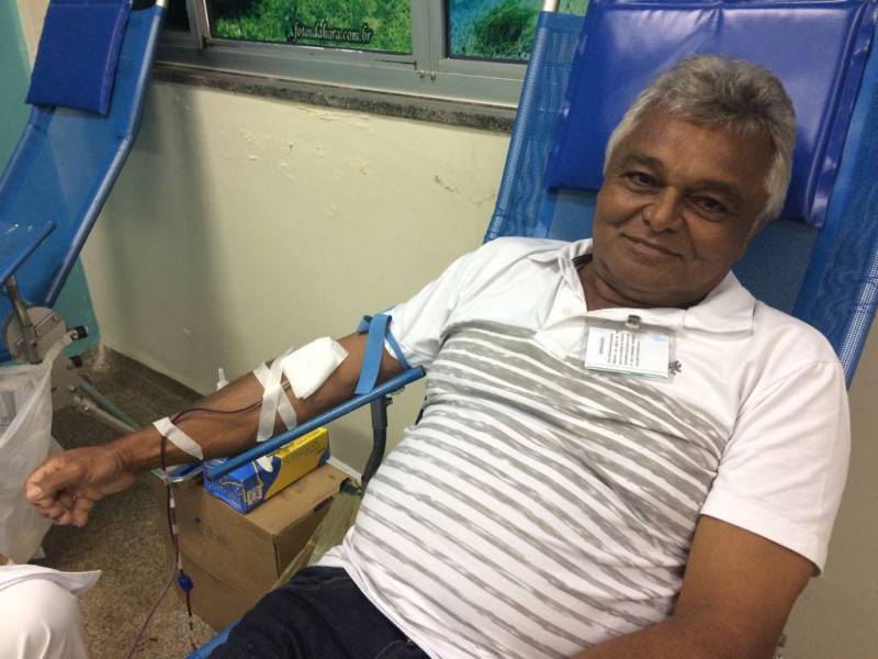 Logo ao amanhecer, Valdelino Santana (foto), 60 anos, pegou a estrada com mais 15 amigos, saindo do município de Eldorado do Carajás em direção a Marabá, percorrendo 70 quilômetros. O motivo era nobre: ajudar pessoas que precisam de sangue. A coleta foi feita no Hospital Regional do Sudeste do Pará - Dr. Geraldo Veloso (HRSP), na última terça-feira (17). O hospital realiza uma campanha de incentivo à doação de sangue até a próxima sexta-feira (20), com o apoio da Fundação Centro de Hemoterapia e Hematologia do Pará (Hemopa), em Marabá.
FOTO: ASCOM / HRSP
DATA: 18.04.2018
MARABÁ - PARÁ <div class='credito_fotos'>Foto: ASCOM HRSP | <a href='/midias/2018/originais/68285b34-0a67-4298-8e15-7d52493d1c3f.jpg' download><i class='fa-solid fa-download'></i> Download</a></div>
