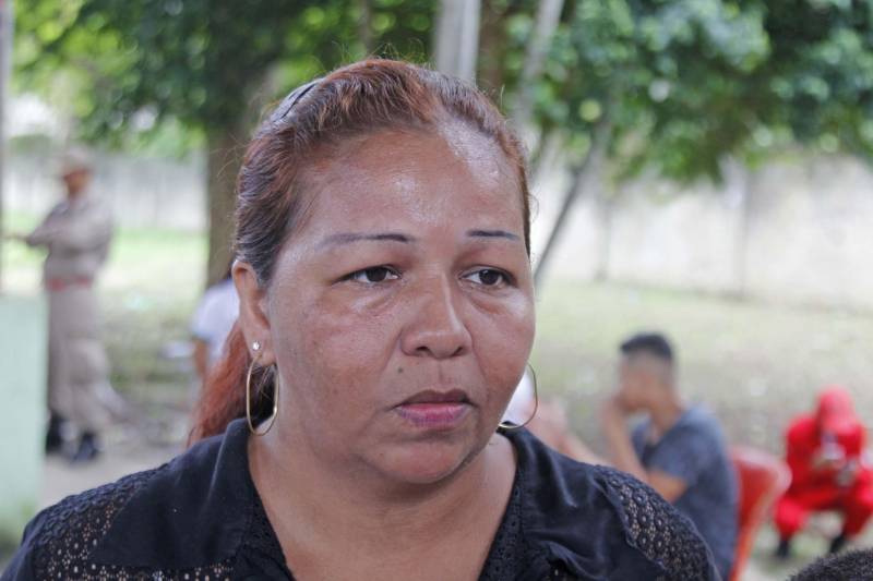 Patrícia Macena Valadares casou recentemente e precisava tirar a segunda via da carteira de identidade, já com o sobrenome do marido. Na manhã desta sexta-feira, 23, ela e cerca de 300 pessoas aproveitaram a ação “Prevenção é Segurança”, realizada pela Secretaria de Estado de Segurança Pública e Defesa Social (Segup), para ficar em dia com a documentação. Na foto, Maria de Nazaré de Jesus acompanhou o filho que se apresentou durante o evento.
FOTO: AKIRA ONUMA / ASCOM SUSIPE
DATA: 23.03.2018
BELÉM - PARÁ <div class='credito_fotos'>Foto: Akira Onuma / Ascom Susipe | <a href='/midias/2018/originais/682a870a-6665-4d10-97f2-2f4abb3b33b2.jpg' download><i class='fa-solid fa-download'></i> Download</a></div>