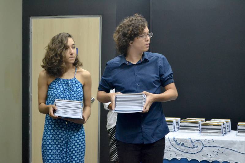 Com o lançamento de obras premiadas pelo Programa Seiva – Edital Prêmio Literário 2016, os autores Tiago Braga, José Antônio Neto e Maciste Costa abrirão na quarta-feira (06), às 18h30, a programação de autógrafos no estande da Fundação Cultural do Pará (FCP), dentro da XXII Feira Pan-Amazônica do Livro, realizada no Hangar até o próximo domingo (10). Tiago Braga irá autografar a obra Izadora e o Mar; José Antônio Neto, o livro Tudo Para Sempre Agora, e Maciste Costa, Alma de Pássaro. Tiago Braga (d), 24 anos, o mais jovem do trio, define Izadora e o Mar como a história de “uma menina que quer sair, conhecer o mundo, mas não consegue, pois mora com o medo. Como é citado no título, seu maior sonho é conhecer o mar”. O livro, o primeiro lançado por Tiago Braga, foi escrito em 2016. Segundo o autor, “é um conto pequeno, com leitura rápida, mas surpreendente”.

FOTO: ASCOM / FCP
DATA: 05.06.2018
BELÉM - PARÁ <div class='credito_fotos'>Foto: ASCOM FCP   |   <a href='/midias/2018/originais/682e005c-0dcb-43c7-a1c4-0851cf803bbb.jpg' download><i class='fa-solid fa-download'></i> Download</a></div>