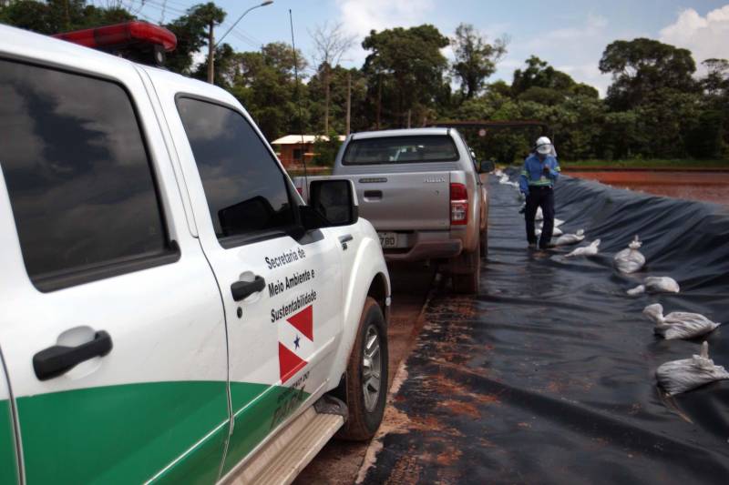 Iniciou neste sábado, 24, o prazo que o Governo do Estado deu para que a empresa de alumínio Hydro Alunorte adote procedimentos e mecanismos seguros ambientalmente, a fim de que as bacias de resíduos da empresa baixem os níveis em pelo menos um metro – o que é definido tecnicamente como padrão de segurança com comprovação permanente da redução e manutenção dos níveis. Uma equipe de fiscalização da Secretaria de Estado de Meio Ambiente e Sustentabilidade (Semas) está no município para fazer o monitoramento dos níveis das bacias do sistema de tratamento dos rejeitos da Bauxita. "Vamos montar equipes para, de duas em duas horas, avaliar o nível das bacias. Em caso de chuva o monitoramento será feito de uma em uma hora", explicou Rejiane Santos, geóloga da Diretoria de Licenciamento Ambiental da Semas.
FOTO: IGOR BRANDÃO / AG PARÁ
DATA: 24.02.2018
BELÉM - PARÁ <div class='credito_fotos'>Foto: IGOR BRANDÃO / AG. PARÁ | <a href='/midias/2018/originais/683992b1-9d51-497c-b02c-9207c54eea3e.jpg' download><i class='fa-solid fa-download'></i> Download</a></div>