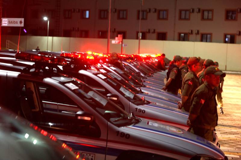 O Governador do Estado, Simão Jatene, também entregou para a região mais de 90 viaturas (foto) , 65 caminhonetes e 27 carros utilitários (pálios weekend), com destaque para duas da patrulha rural e uma para ronda escolar específica para Marabá. O Secretário de Estado de Segurança Pública, Luiz Fernandes, ressaltou que os veículos vão substituir a frota nas regiões sul e sudeste. “Surgiu uma demanda do policiamento rural, e já uma semana depois, por determinação do governador, já trouxemos as viaturas e já temos o policiamento disponível para fazer esse patrulhamento, que vai iniciar na região sudeste, mas se estenderá para a região sul e nordeste do estado. Hoje estamos substituindo toda a frota de veículos da região sul e sudeste, além disso o governador determinou onde tiver policiamento vai ter uma viatura, e já foi apresentado para a região os novos policiais que tomaram posse, nós não temos mais nenhum município sem delegado”, pontuou. Outras conquistas citada pelo Secretário da SEGUP foi o aumento do Núcleo de Apoio à Investigação e a criação de um conselho regional para acompanhar as ações de segurança pública. FOTO: SIDNEY OLIVEIRA / AG. PARÁ DATA: 06.04.2018 MARABÁ - PARÁ <div class='credito_fotos'>Foto: Sidney Oliveira/Ag. Pará | <a href='/midias/2018/originais/683a1e9e-9d74-4893-87cf-132070b0f77a.jpg' download><i class='fa-solid fa-download'></i> Download</a></div>