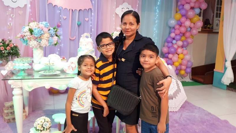 Cerca de 60 crianças com doenças hematológicas e que fazem acompanhamento na Fundação Centro de Hemoterapia e Hematologia do Pará (Hemopa) tiveram uma quinta-feira especial. Com direito a muitas brincadeiras, animação, Papai Noel e presentes, elas participaram de uma Festa de Natal em um parque infantil. A ação é resultado do trabalho de humanização da Fundação e tudo, do espaço aos presentes, foi fruto do voluntariado. Na foto, a dona de casa Maria Madalena Calandrini e família.

FOTO: ASCOM / HEMOPA
DATA: 20.12.2018
BELÉM - PARÁ <div class='credito_fotos'>Foto: Ascom Hemopa   |   <a href='/midias/2018/originais/683b7a91-5f2a-4d18-b5c5-7e864033b819.jpg' download><i class='fa-solid fa-download'></i> Download</a></div>