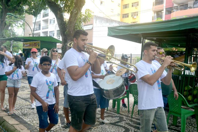 A rara Síndrome de Cri du Chat, também conhecida como Síndrome do Miado do Gato, mobilizou a sociedade neste sábado (5), durante uma caminhada na Praça Batista Campos, em Belém. A ação é alusiva ao Dia Internacional da Síndrome de Cri du Chat e busca conscientizar a população sobre a anomalia. Pais e profissionais da área da saúde participaram da ação educativa que contou com distribuição de panfletos informativos e uma caminhada pelo local. "Por ser rara, é muito difícil identificar a síndrome. Em Belém, temos conhecimento de apenas dois casos. Nossa intenção é sensibilizar os profissionais da área da saúde para que o diagnóstico seja precoce, já que os casos demoram anos para ter o diagnóstico fechado", explica a fonoaudióloga da Coordenadoria de Educação Especial (COEES), Priscila Salgado, mãe de uma criança portadora da síndrome.
FOTO: ELISEU DIAS / ASCOM SEDUC
DATA: 05.05.2018
BELÉM - PARÁ <div class='credito_fotos'>Foto: Eliseu Dias / Ascom Seduc | <a href='/midias/2018/originais/683c9990-f1c9-4e01-aea0-58e9e3e759d2.jpg' download><i class='fa-solid fa-download'></i> Download</a></div>