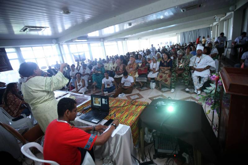 Mais de 400 lideranças de povos tradicionais de matrizes africanas, remanescentes quilombolas e indígenas estão reunidos em Belém, em um hotel da cidade, para a IV Conferência Estadual de Promoção da Igualdade Racial (Conepir). Na doto, a coordenadora nacional do Fórum Nacional de Segurança Alimentar e Nutricional dos Povos Tradicionais de Matriz Africana, a gaúcha Kota Mulanji.
FOTO: RODOLFO OLIVEIRA / AG. PARÁ
DATA: 28.03.2018
BELÉM - PARÁ <div class='credito_fotos'>Foto: Rodolfo Oliveira/Ag. Pará | <a href='/midias/2018/originais/683e1147-085d-435d-adb1-c21c5339f359.jpg' download><i class='fa-solid fa-download'></i> Download</a></div>