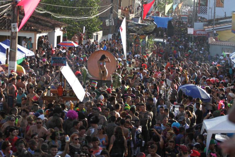 Em Curuçá, no nordeste do Estado, é do mangue que sai o caranguejo, sustento de muitas famílias, e a lama (Tijuco), matéria-prima da fantasia usada pelos brincantes do tradicional bloco carnavalesco "Pretinhos do Mangue". Neste domingo (11), segundo a organização do evento, mais de 17 mil pessoas entre brincantes e espectadores acompanharam o cortejo que teve início no Porto dos Pretinhos e seguiu pelas principais ruas do município até a praça da folia, na orla. O bloco nasceu no ano de 1989 a partir da frustração de dois amigos que foram ao mangue atrás de alimento, mas não conseguiram nenhum caranguejo. Então decidiram passar lama pelo corpo e saíram pela cidade em forma de protesto. "O mangue oferece o nosso caranguejo, mexilhão e camarão. É daqui que as famílias tiram seu sustento. Nossa intenção é aproveitar esse momento de alegria e passar essa mensagem de preservação", afirmou Edmilson Campos, mais conhecido como "Cafá", que está à frente do bloco há 18 anos.
FOTO: CRISTINO MARTIS / AG PARÁ
12.02.2018
CURUÇÁ - PARÁ <div class='credito_fotos'>Foto: Cristino Martins/Ag. Pará | <a href='/midias/2018/originais/683f4c55-b7d0-4028-b7be-f936165770d1.jpg' download><i class='fa-solid fa-download'></i> Download</a></div>