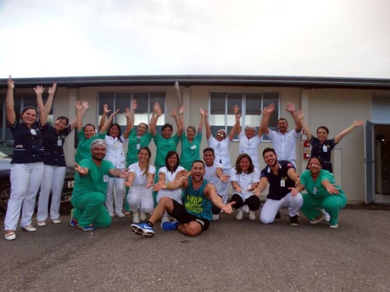 A II Semana Multiprofissional do Hospital Público Estadual Galileu (HPEG), em Belém, alia ensinamentos teóricos a atividades lúdicas para testar os conhecimentos dos profissionais da instituição. A programação, que prossegue até sexta-feira (18), promove desde debates sobre administração segura de medicamentos potencialmente perigosos a brincadeiras, que mobilizam quase 90 funcionários. O evento também é alusivo a datas importantes do calendário da área da Saúde comemoradas em maio, como o Dia do Enfermeiro (12), Dia Nacional do Controle de Infecção Hospitalar (15), Dia do Assistente Social (15) e Dia do Técnico de Enfermagem (20). O tema escolhido este ano para a Semana foi ‘Medicação Segura: Prática de quem Cuida com Amor’.
FOTO: ASCOM / HPEG
DATA: 17.05.2018
BELÉM - PARÁ <div class='credito_fotos'>Foto: ASCOM / HPEG | <a href='/midias/2018/originais/68450639-fb8d-45ed-9b85-ee7ab2b6f02a.jpg' download><i class='fa-solid fa-download'></i> Download</a></div>
