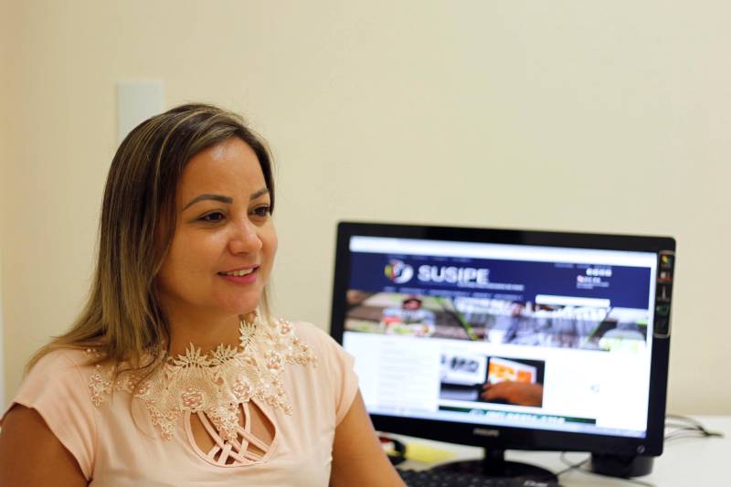 Compartilhar, somar e atualizar conhecimentos é necessário para alcançar qualificação profissional e reduzir riscos e crises no sistema carcerário. Com este objetivo, a Superintendência do Sistema Penitenciário do Estado (Susipe), por meio da Escola de Administração Penitenciária (EAP), abriu inscrições para o curso de Serviços Penais, na modalidade Educação a Distância (EAD). O curso contempla aspectos da profissão do agente penitenciário, sistema de rotinas de serviço e gerenciamento em situações críticas e de crises, com carga horária de 80 horas. As inscrições, para as 150 vagas oferecidas, podem ser feitas até o próximo dia 18 (domingo) pelo endereço eletrônico goo.gl/ARJup4. O curso iniciará no dia 26 de março. Na foto, a coordenadora da EAP, Soliane Guimarães.
FOTO: AKIRA ONUMA / ASCOM SUSIPE
DATA: 14.03.2018
BELÉM - PARÁ <div class='credito_fotos'>Foto: Akira Onuma / Ascom Susipe | <a href='/midias/2018/originais/6852a047-7ef4-4dd0-b73e-cb39705d4a8b.jpg' download><i class='fa-solid fa-download'></i> Download</a></div>