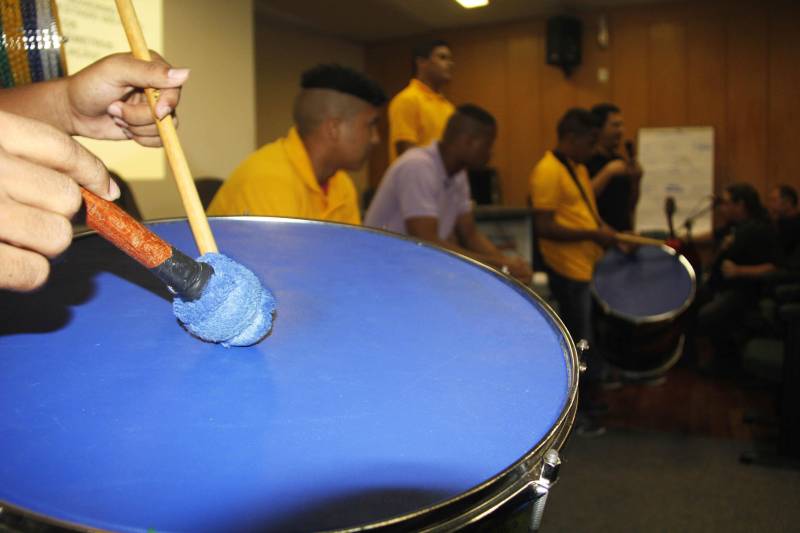 Profissionais que trabalham na Fundação de Atendimento Socioeducativo do Pará (Fasepa) participaram nesta sexta-feira (06), na Escola de Governança Pública do Estado do Pará (EGPA), em Belém, do último dia do encontro Diálogo Temático: “Construindo Novos Parâmetros Técnicos na Socioeducação”, que buscou sistematizar as diretrizes metodológicas do atendimento socioeducativo e reavaliar fluxos de trabalho, para ampliar a qualidade do atendimento socioeducativo. O evento contou com a participação de todos os representantes que atuam nas unidades socioeducativas da Região Metropolitana de Belém, de Marabá (na região sudeste) e Santarém (no oeste). A partir de algumas dinâmicas, os profissionais socializaram desafios e propuseram diferentes possibilidades na mediação e resolução de conflitos dentro das especialidades de cada um, seja em internação, internação provisória e semiliberdade. Após o encontro, um guia técnico será elaborado e vai nortear alguns procedimentos pedagógicos, visando melhorar os indicadores do atendimento socioeducativo no Estado.
FOTO: FRANKLIN SALVADOR / ASCOM FASEPA
DATA: 06.04.2018
BELÉM - PARÁ <div class='credito_fotos'>Foto: FRANKLIN SALVADOR / ASCOM FASEPA | <a href='/midias/2018/originais/6857fd0c-8458-4534-9c7b-ccf7680266ec.jpg' download><i class='fa-solid fa-download'></i> Download</a></div>