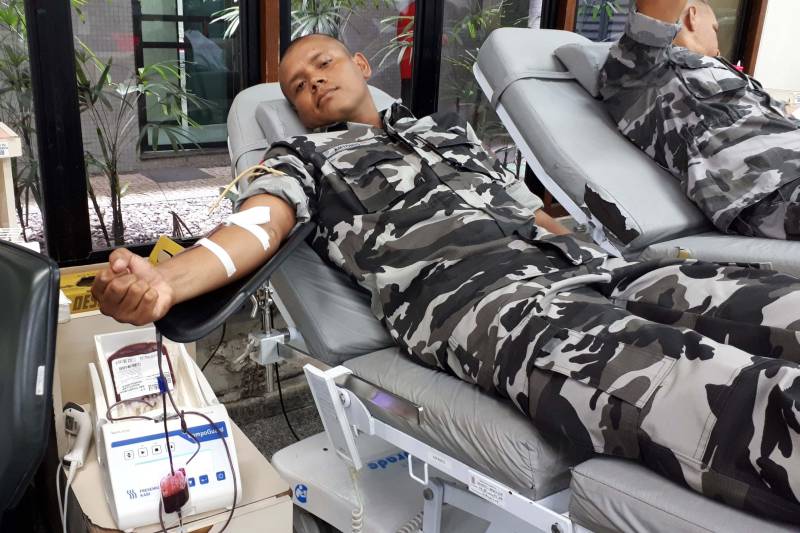 Várias frentes de ações estão sendo realizadas pela Fundação Centro de Hemoterapia e Hematologia do Pará (Hemopa) em parceria com instituições públicas e privadas. O objetivo é restaurar o estoque de sangue e atender satisfatoriamente a demanda da rede hospitalar do Estado. Na manhã da terça-feira (30), mais de 30 policiais, do curso de Formação da Ronda Tática Metropolitana (Rotam), da Polícia Militar do Estado, doaram sangue, voluntariamente, na sede do hemocentro, em Belém.
FOTO: ASCOM HEMOPA
DATA: 31.10.2018
BELÉM - PARÁ <div class='credito_fotos'>Foto: Ascom Hemopa | <a href='/midias/2018/originais/68648a66-d3ce-4cd7-a662-9537bc6419f7.jpg' download><i class='fa-solid fa-download'></i> Download</a></div>