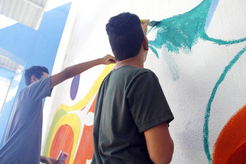 As 14 unidades socioeducativas do Pará promovem a partir desta semana o IV Recreio de Verão Socioeducativo (foto), uma iniciativa que reúne atividades de arte, cultura, esporte e lazer para adolescentes e jovens em privação de liberdade, potencializando as atividades pedagógicas no mês de julho, durante o recesso escolar. Em Marabá, no sudeste paraense, arte-educadores e servidores do Centro de Internação do Adolescente Masculino (Ciam-Marabá) realizam uma série de atividades e oficinas desde esta terça-feira (10). Entre essas atividades estão jogos de futebol, futsal e vôlei, além de oficina de pipa e pintura, artesanato, ações socioambientais, teatro e panificação. A coordenadora do complexo esportivo e cultural Apoena, Marta Santos, informou que as oficinas realizadas na unidade de Marabá são uma extensão das atividades já realizadas nas unidades de Belém, com iniciativas que fortaleçam o processo de ressocialização dos jovens assistidos. “Aqui, em Marabá, estamos potencializando as atividades ao longo da semana, culminando com uma apresentação especial na sexta-feira (13), fruto das atividades realizadas ao longo da semana. Contamos com 57 adolescentes, e atividades sendo realizadas ao longo de todo o mês, um trabalho que eles gostam e se identificam”, afirmou a coordenadora.
FOTO: FRANKLIN SALVADOR / ASCOM FASEPA
DATA: 10.07.2018
BELÉM - PARÁ <div class='credito_fotos'>Foto: FRANKLIN SALVADOR / ASCOM FASEPA | <a href='/midias/2018/originais/687eff1c-37dd-4a29-bdc1-f922eea12e50.jpg' download><i class='fa-solid fa-download'></i> Download</a></div>
