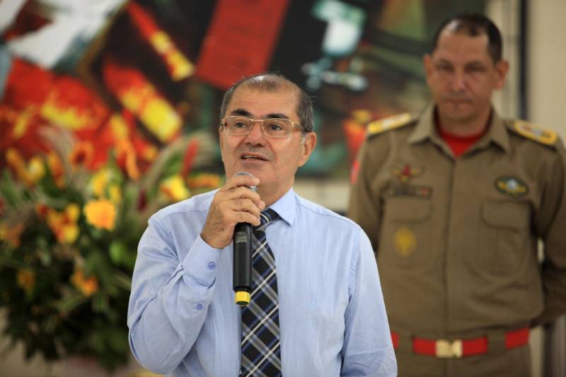 O governador Simão Jatene foi homenageado nesta sexta-feira, 14, com um café da manhã no Quartel do Corpo de Bombeiros Militar do Pará. A homenagem foi feita pela cúpula da Segurança Pública do Estado. Na foto, o secretário de Segurança Pública, Luiz Fernandes.

FOTO: MÁCIO FERREIRA / AG. PARÁ
DATA: 14.12.2018
BELÉM - PARÁ <div class='credito_fotos'>Foto: MÁCIO FERREIRA/ AG. PARÁ   |   <a href='/midias/2018/originais/6883a09a-2276-4738-b6d0-74eb3f064a46.jpg' download><i class='fa-solid fa-download'></i> Download</a></div>