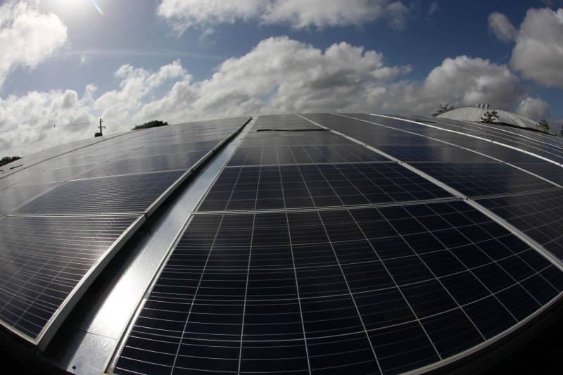 Metade da energia consumida no Hangar-Convenções e Feiras da
Amazônia já está sendo gerada por placas fotovoltaicas (painéis solares). A
entrega do projeto pelo governador Simão Jatene aconteceu nesta quinta-
feira, 22, no estacionamento do Hangar, em Belém.
FOTO: ANTÔNIO SILVA / AG. PARÁ
DATA: 22.03.2018
BELÉM - PARÁ <div class='credito_fotos'>Foto: ANTONIO SILVA / AG. PARÁ | <a href='/midias/2018/originais/6887605a-2230-44d9-8a96-d780179f6ac4.jpg' download><i class='fa-solid fa-download'></i> Download</a></div>