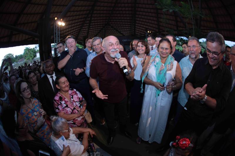 O Parque Estadual do Utinga (PEUt) o mais importante espaço de preservação e estudo da biodiversidade dentro da Região Metropolitana de Belém será reaberto à população a partir desta sexta,16, a partir das 16h30, com apresentações artísticas, com o Boi Veludinho, crianças do Pro Paz e a premiada Orquestra Sinfônica do Theatro da Paz. A apresentação será em um espaço ao ar livre e não será necessária a retirada de ingressos, por esse motivo, a recomendação é que o público chegue cedo, porque a entrada será fechada quando o espaço estiver lotado.
FOTO: MÁCIO FERREIRA / AG PARÁ
DATA: 16.03.2018
BELÉM - PARÁ <div class='credito_fotos'>Foto: MÁCIO FERREIRA/ AG. PARÁ | <a href='/midias/2018/originais/6887b9a8-939b-4ab6-aa67-948c57931419.jpg' download><i class='fa-solid fa-download'></i> Download</a></div>