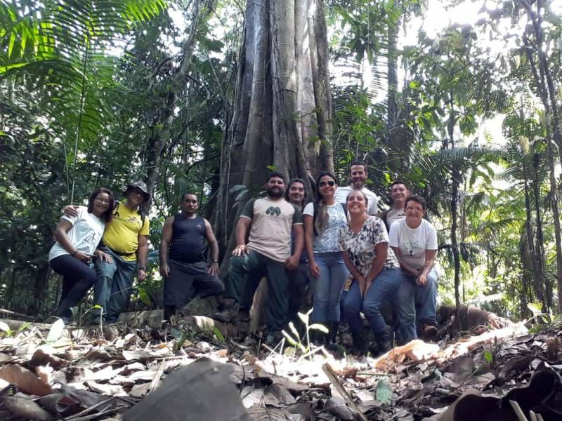 Representantes da Associação Brasileira de Turismo de Aventura (Abeta) e das empresas de esportes de aventura Amazônia Aventura e Nós na Trilha fizeram um famtur pelo Refúgio de Vida Silvestre Metrópole da Amazônia (Refúgio Metrópole), na manhã de quinta-feira (8). O passeio (foto), conduzido por técnicos do Instituto de Desenvolvimento Florestal e da Biodiversidade (Ideflor-bio), visou apresentar às entidades algumas das riquezas turísticas da comunidade de Santo Amaro, localizada no município de Benevides, dentro do território do Refúgio. Nos últimos meses, o Ideflor-bio contribui com a implantação de um roteiro turístico nas terras de Eliane e Rosinaldo Reis, que já moram no Santo Amaro há mais de 30 anos. O roteiro conta com trilha ecológica, na qual é possível encontrar diversas espécies de animais e plantas, como as árvores de paxiúba e uma samaumeira.
FOTO: ASCOM / IDEFLOR-BIO
DATA: 10.11.2018
BELÉM - PARÁ <div class='credito_fotos'>Foto: Ascom Ideflor-Bio | <a href='/midias/2018/originais/688c34db-8d27-42ee-87e6-24535ea1d30e.jpg' download><i class='fa-solid fa-download'></i> Download</a></div>