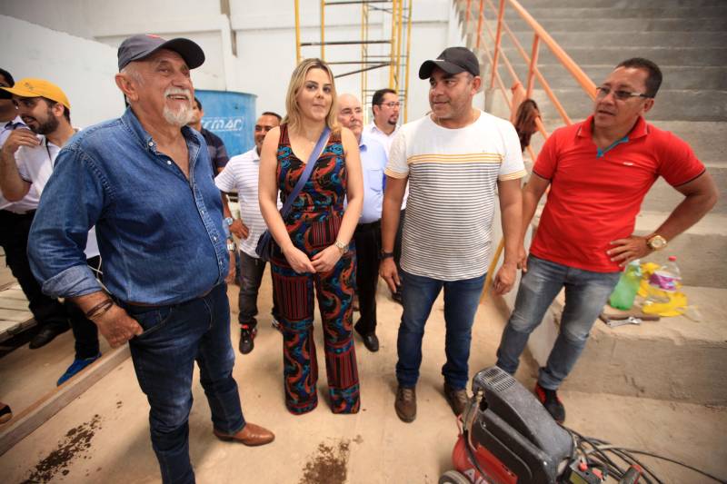 Izabela Jatene, secretária de Estado de Municípios Sustentáveis, destacou a importância dessas obras. “É uma agenda mútua que vínhamos trabalhando com o prefeito local há bastante tempo. Hoje entregamos os Bombeiros, mas também investimos R$2,5 milhões na reforma do Hospital que já está em andamento junto com a contrapartida da Prefeitura; a construção do Ginásio de Esportes, com R$1,4 milhão do Estado e R$ 600 mil da Prefeitura e o asfalto no Jubim. Quando você tem uma gestão municipal comprometida e uma população que participa, tudo fica mais fácil, e assim trabalhamos para tornar os municípios cada vez mais fortes”, afirmou.O governador Simão Jatene ainda visitou as obras do Ginásio, que já atinge cerca de 60% das obras concluídas, e o asfalto na Vila do Jubim, que está em fase final. Jatene também anunciou que a cidade vai ganhar mais dois quilômetros de asfalto.


FOTO: MÁCIO FERREIRA / AG PARÁ
DATA: 24.01.2018
SALVATERRA - PARÁ <div class='credito_fotos'>Foto: MÁCIO FERREIRA/ AG. PARÁ   |   <a href='/midias/2018/originais/688e1ca0-2ff5-4c6c-8c81-b9baa377db26.jpg' download><i class='fa-solid fa-download'></i> Download</a></div>