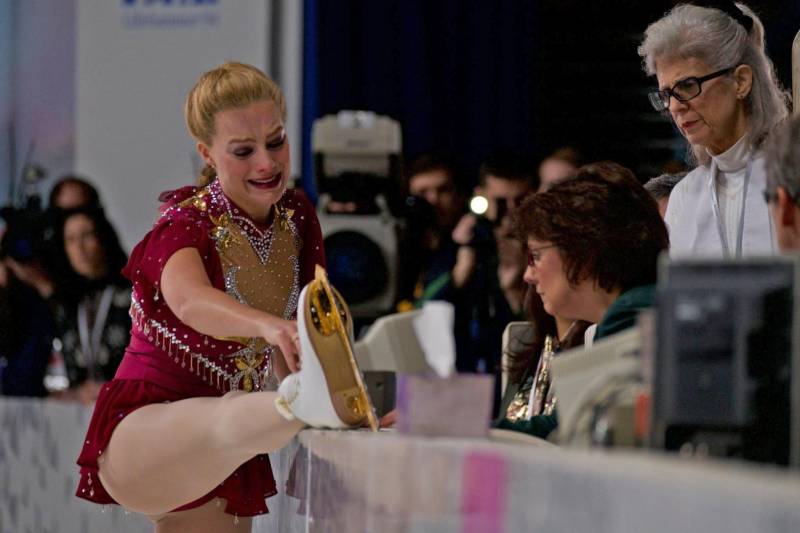 Com três indicações ao Oscar, o filme “Eu, Tonya” (foto), de Craig Gillespie, estreia nesta quinta-feira (3), às 20 h, no Cine Líbero Luxardo, da Fundação Cultural do Pará (FCP). Brincando com a metalinguagem, o longa é uma biografia – com imersões na ficção – de uma jovem patinadora que tem sua carreira afetada pela mídia. O filme traz a história e Tonya Harding, patinadora sem concorrentes à altura, que dominou as manchetes por algo totalmente diferente. "Eu, Tonya" é uma visão, às vezes absurda, trágica e hilária, de uma mulher no centro do maior escândalo na história do esporte nos Estados Unidos.
FOTO: DIVULGAÇÃO
DATA: 02.05.2018
BELÉM - PARÁ <div class='credito_fotos'>Foto: Divulgação | <a href='/midias/2018/originais/68957e50-160e-4f63-960d-58dc34955172.jpg' download><i class='fa-solid fa-download'></i> Download</a></div>